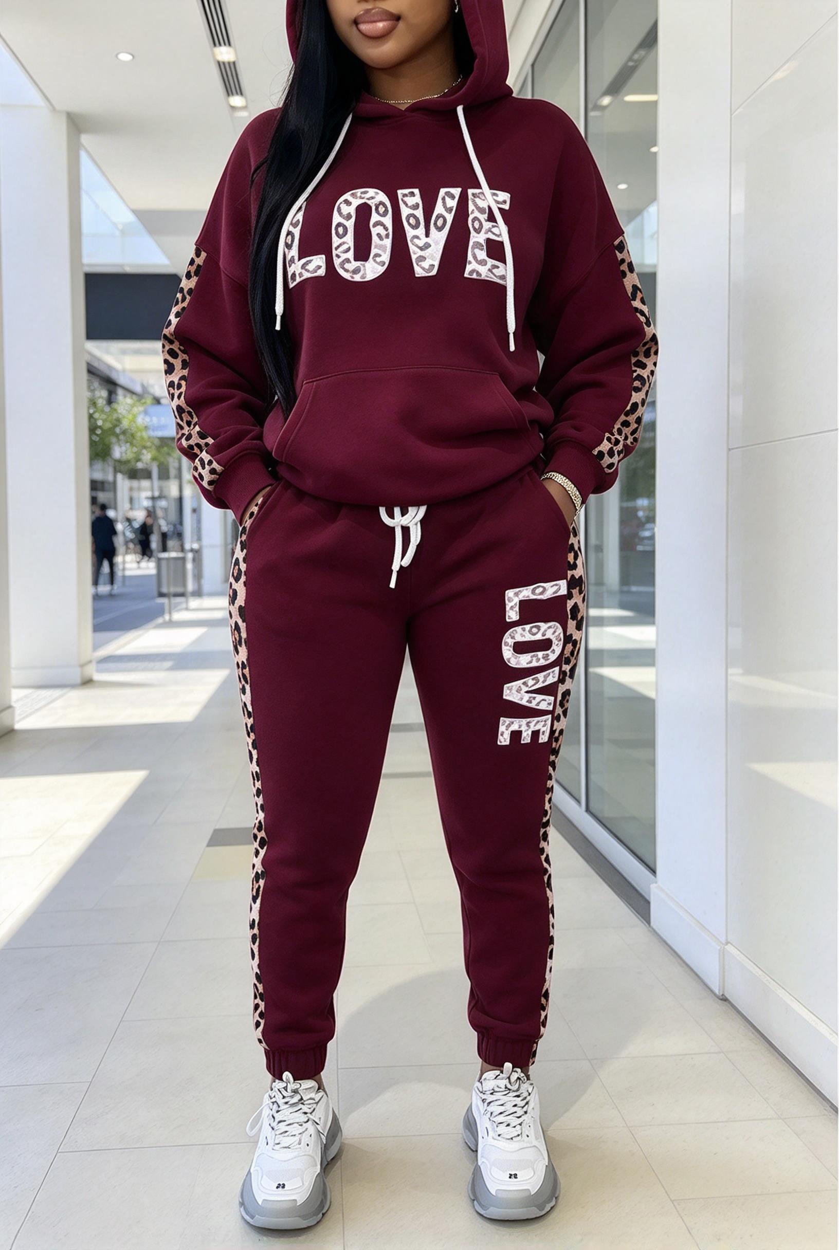 Joggers Pants - ชุดวอร์มผู้หญิงลายตัวอักษรผสมลายเสือดาว มีฮู้ด เสื้อฮู้ดและกางเกงจ็อกเกอร์ขาจั๊ม ชุด 2 ชิ้น